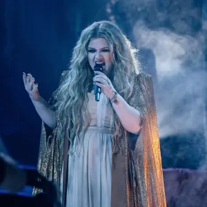 Feature Kelly Clarkson Halloween 2022