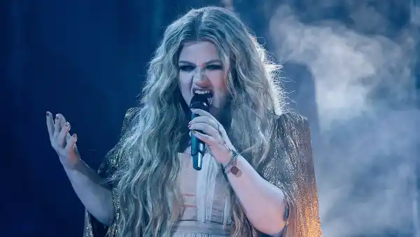 Feature Kelly Clarkson Halloween 2022