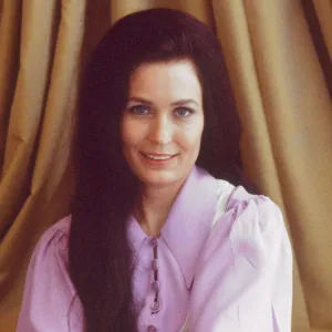 Loretta Lynn Dead- Country Music Legend, 'Coal Miner's Daughter' Singer Dies at 90 04