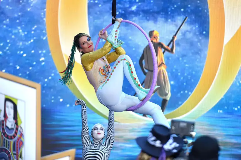 Savannah Guthrie Today Show Hosts Go All Out With Las Vegas Themed 2022 Halloween Costumes