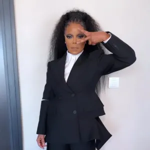 Trend Alert! See All the Celebs Bleaching Their Brows- From Kim Kardashian to Lizzo 08