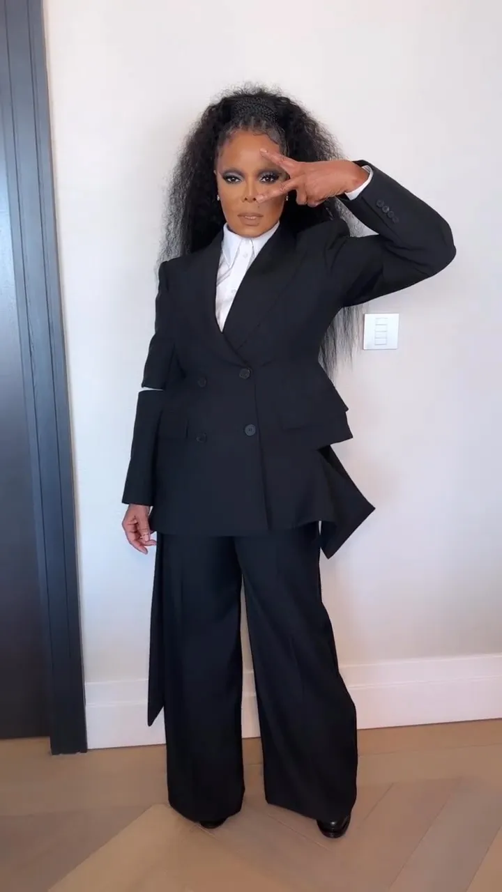 Trend Alert! See All the Celebs Bleaching Their Brows- From Kim Kardashian to Lizzo 08