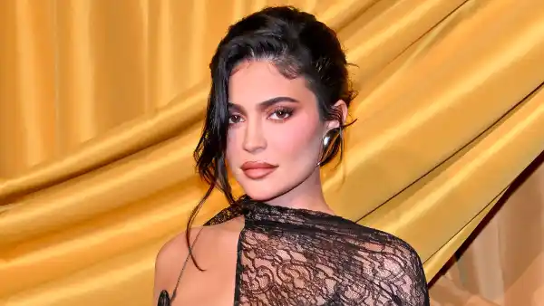 White Hot! Kylie Jenner Flashes Her Toned Abs in Monochromatic Look: Photo