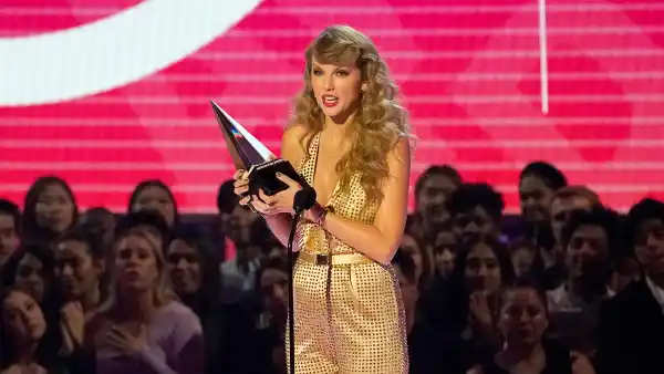 American Music Awards 2022- Taylor Swift Officially Announces 'Speak Now (Taylor's Version)' Rerecording American Music Awards (AMAs) 2022 034