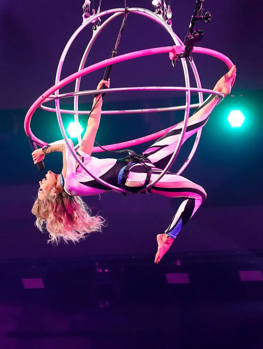 Carrie Underwood Big Surprise American Music Awards 2022 What You Didn't See on TV