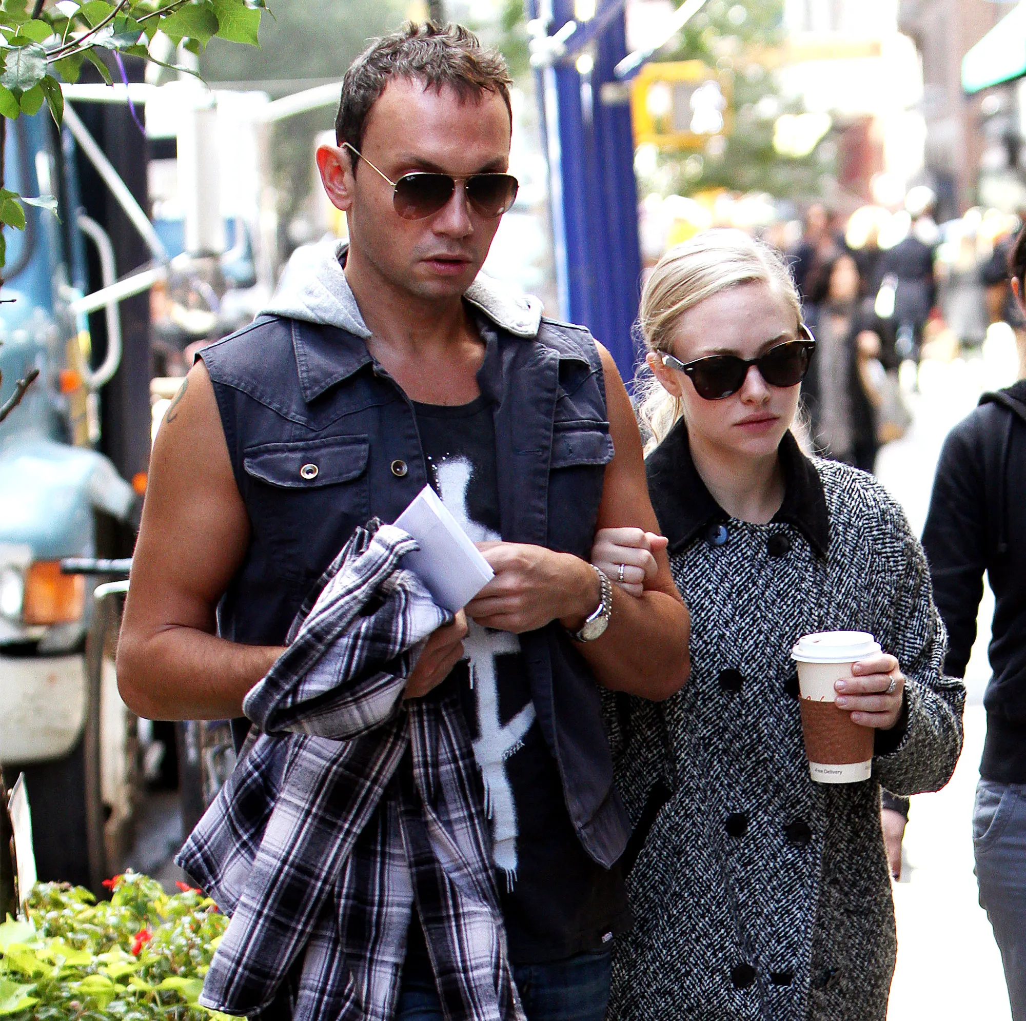 PIC-Amanda-Seyfried-Holds-Hands-With-New-Boyfriend-Desmond-Harrington-Desmond-Harrington-Amanda-Seyfried