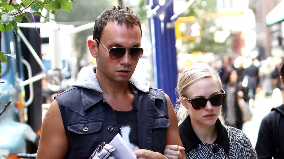 PIC-Amanda-Seyfried-Holds-Hands-With-New-Boyfriend-Desmond-Harrington-Desmond-Harrington-Amanda-Seyfried