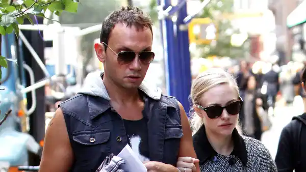 PIC-Amanda-Seyfried-Holds-Hands-With-New-Boyfriend-Desmond-Harrington-Desmond-Harrington-Amanda-Seyfried