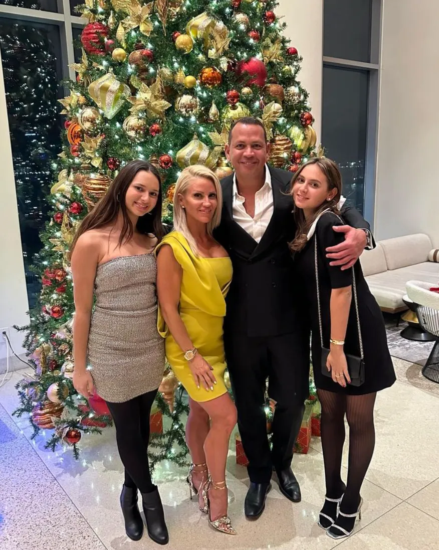 Alex Rodriguez, GF Jaclyn Cordeiro Pose With His Kids