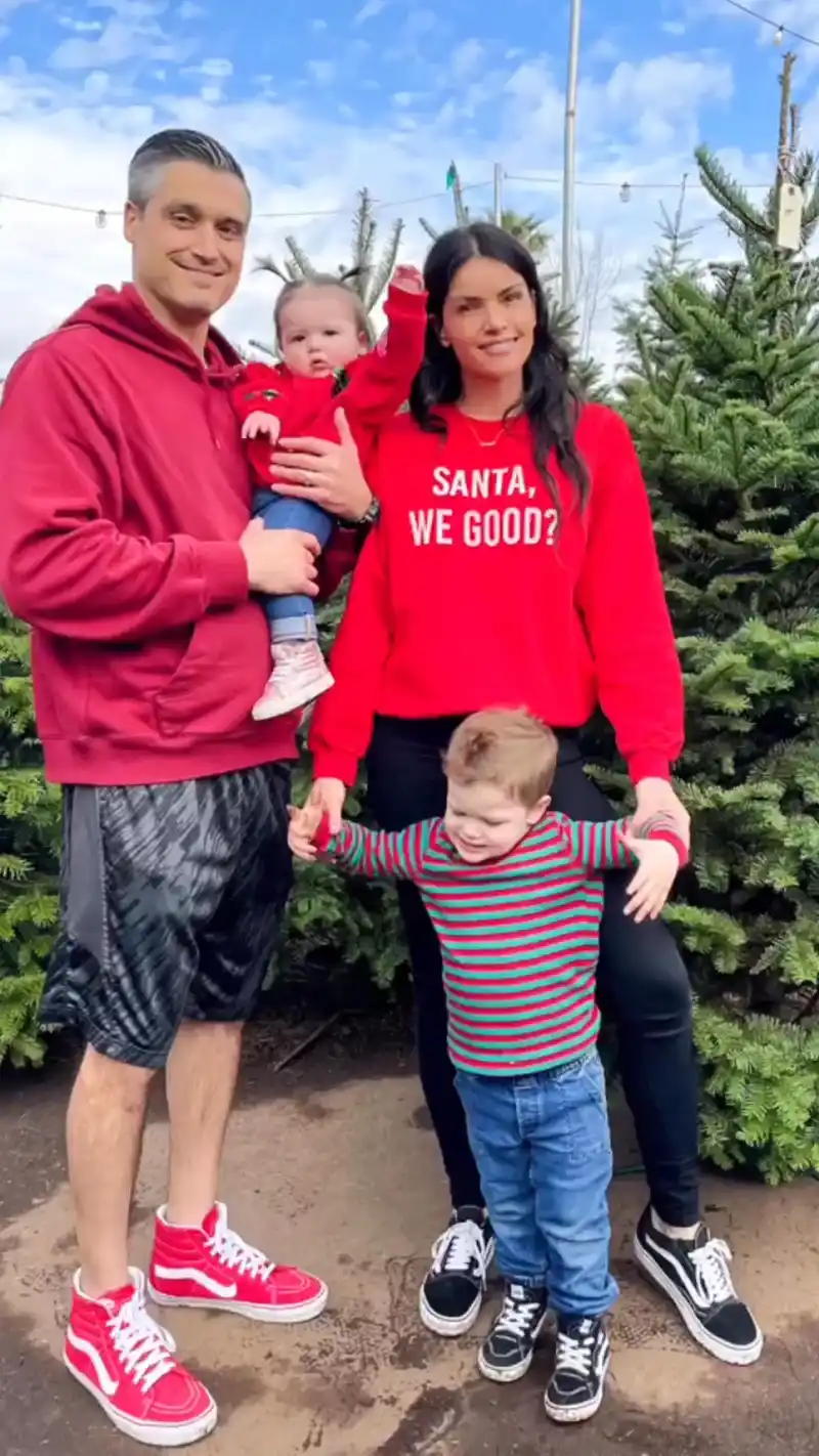 Celebrities Visiting Christmas Tree Farms in 2022- Jennifer Aniston, Thomas Rhett and More - 935