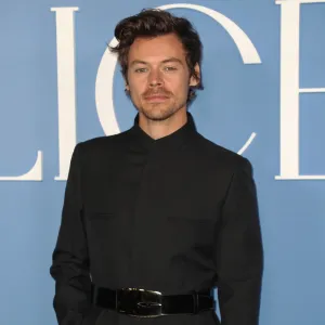 arry Styles Celebrates the Holidays With His Mom and Sister After Olivia Wilde Split large belt