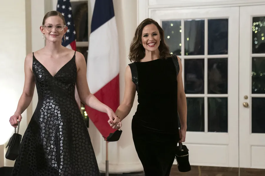 Jennifer Garner Attends State Dinner With Daughter Violet 2