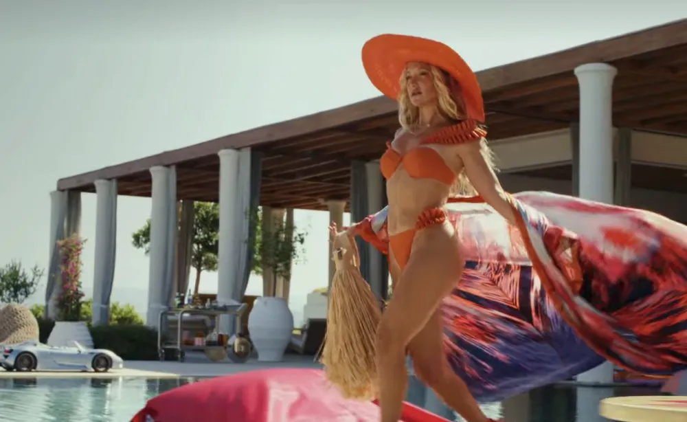 Kate Hudson Jokes About Eating Cucumber for 'Glass Onion' Bikini Scene While Costars Enjoyed Aperol Spritzes - 506