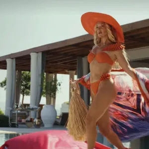 Kate Hudson Jokes About Eating Cucumber for 'Glass Onion' Bikini Scene While Costars Enjoyed Aperol Spritzes - 506