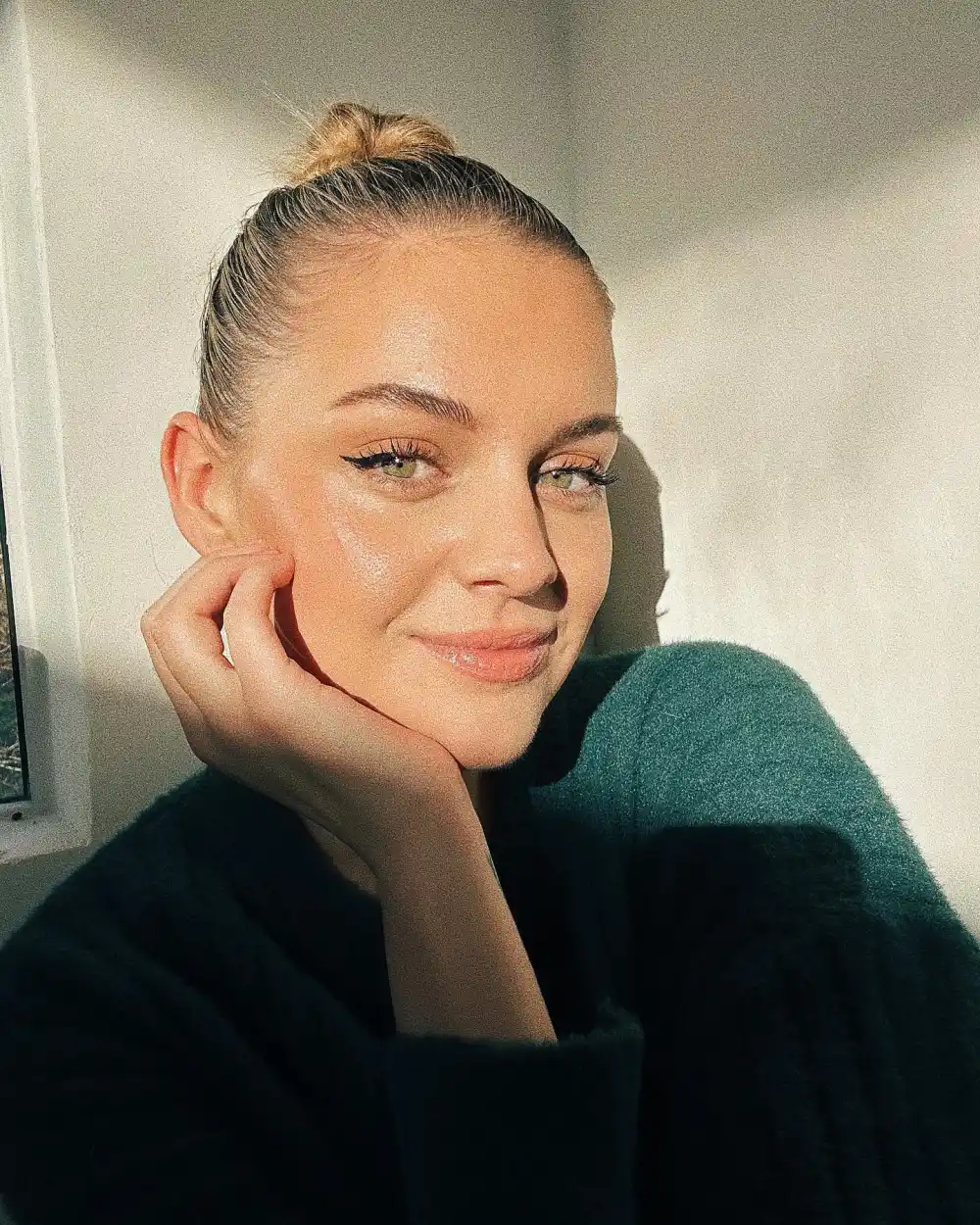 Kelsea Ballerini Says the Holidays Bring Up &lsquo;Hard Feelings&rsquo; After Finalizing Divorce From Morgan Evans Ahead of Christmas - 090 GALLERY SLIDE