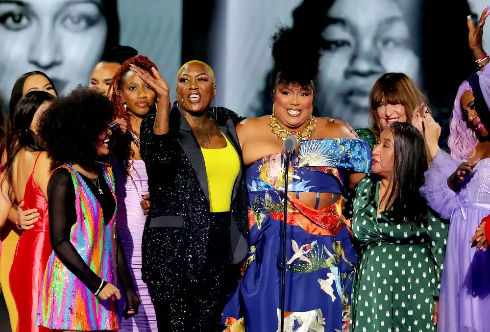 Lizzo Accepts the People&rsquo;s Champion Award With Heartwarming Speech at the 2022 People&rsquo;s Choice Awards, Honors Female Advocates 797