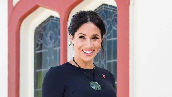 Meghan-Markle-Curtseying-Suits-Resurfaces-After-Netflix Doc-000