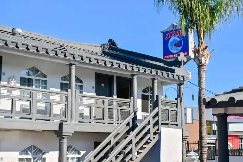 Oak Tree Hotel Staff Called Police After Finding Stephen tWitch Boss - 206