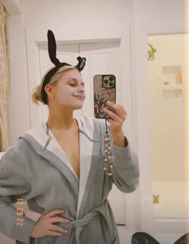 Kelsea Ballerini Has a &lsquo;Lil Self Care Moment&rsquo; to End 2022