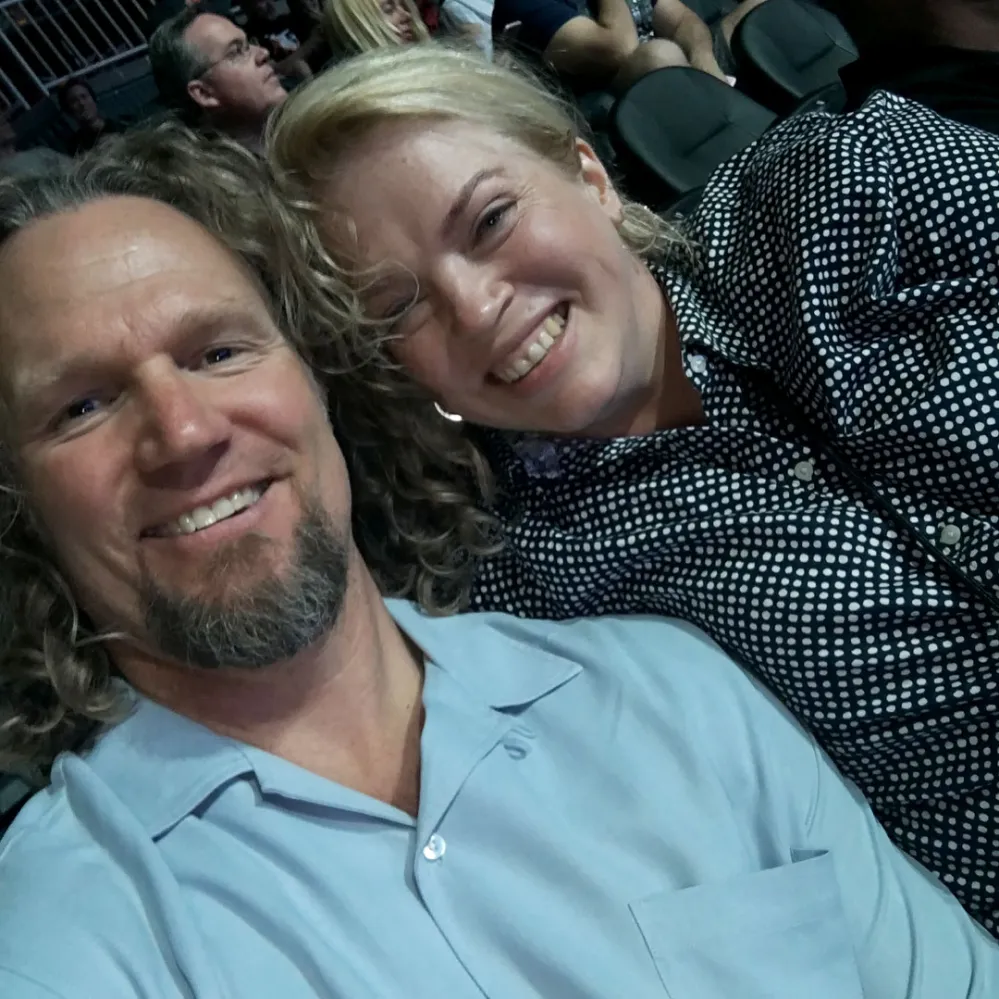 Sister Wives&rsquo; Janelle Brown Reveals She and Kody Have Been &lsquo;Separated for Months&rsquo; After Season 17 Drama, More Tell-All Bombshells baby blue button up