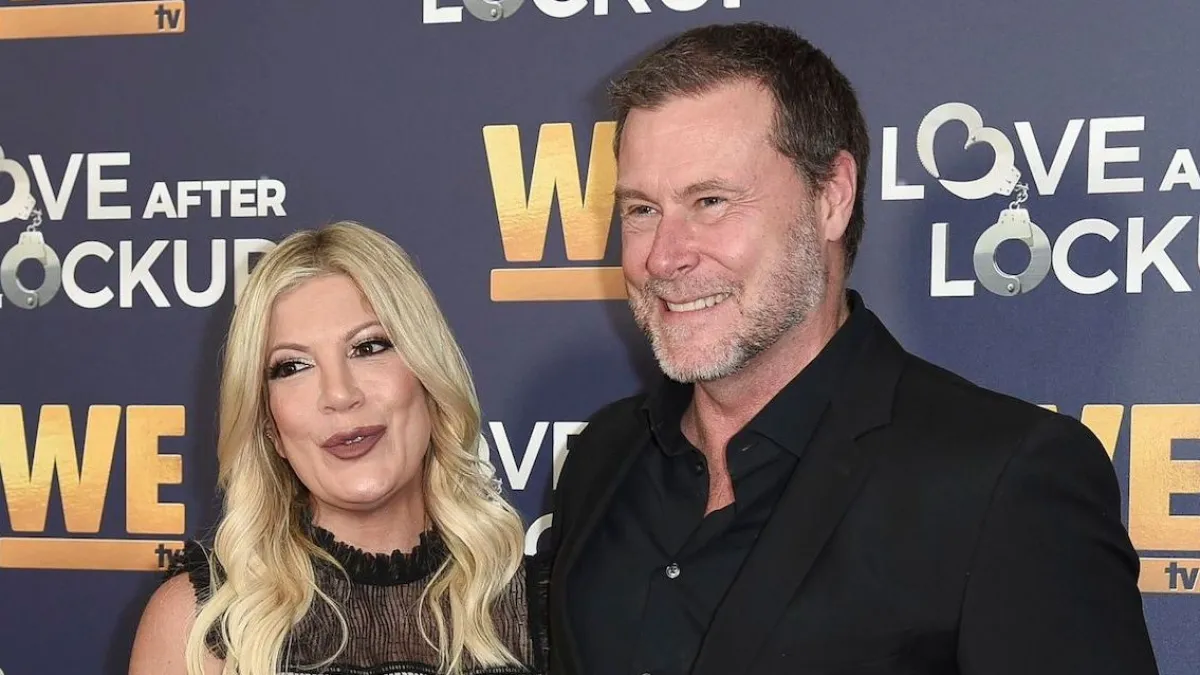 Tori Spelling, Dean McDermott ‘Embracing Love’ With Holiday Gingerbread House