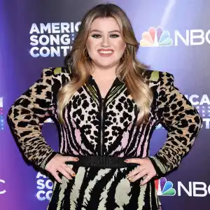 Watch Kelly Clarkson Perform the Christmas Song She Wrote Amid Her Divorce