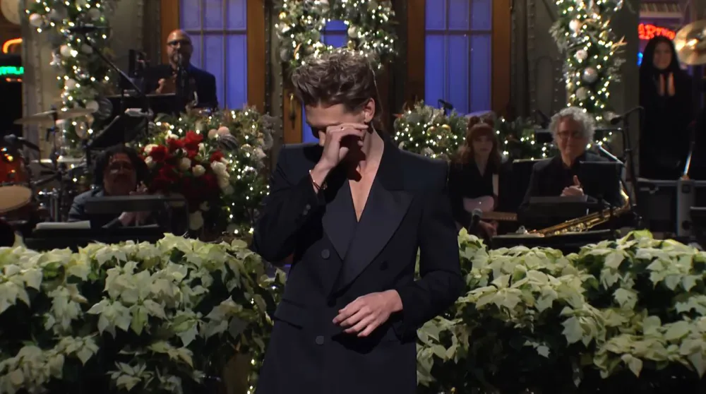 Austin Butler Dedicates &lsquo;Saturday Night Live&rsquo; Debut to Late Mother in Emotional Monologue Tribute