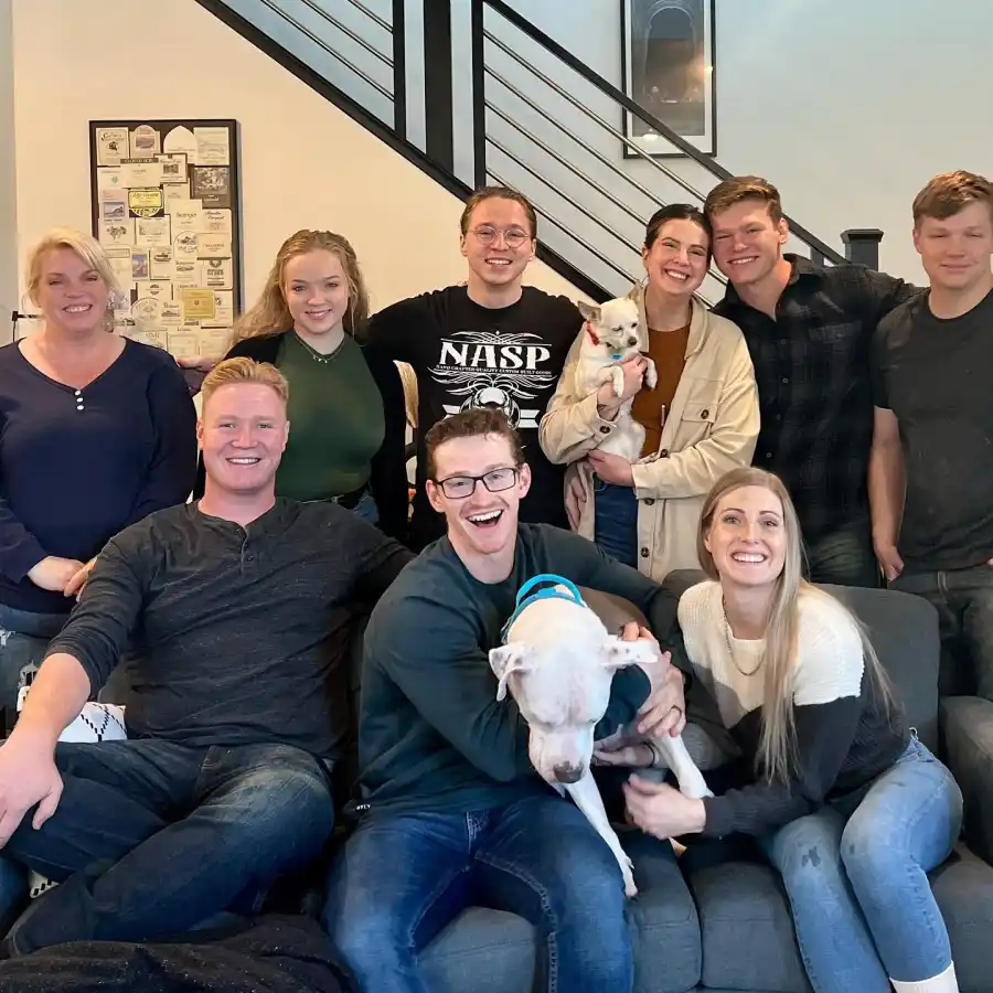 Sister Wives’ Janelle Brown’s Sweetest Family Photos With Her and Husband Kody Brown’s 6 Children