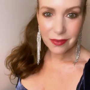 Beauty Editor Red Carpet blue velvet dress