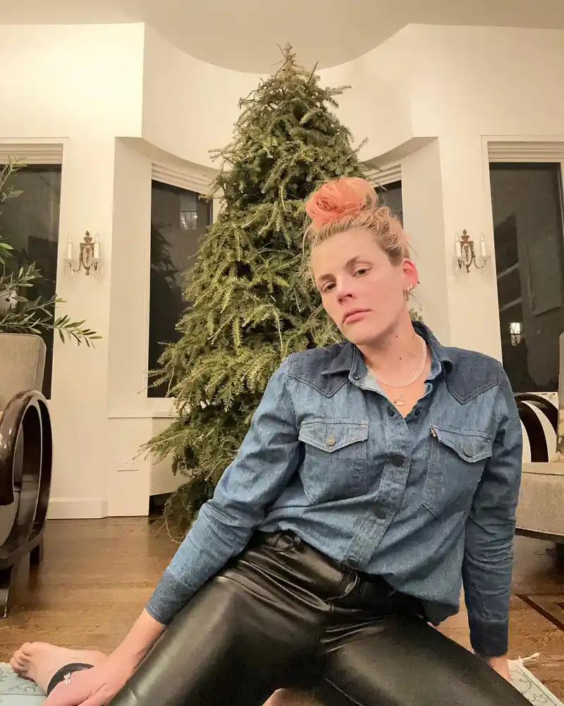 Busy Philipps Instagram They Leave Up The Christmas Tree Just Like Us
