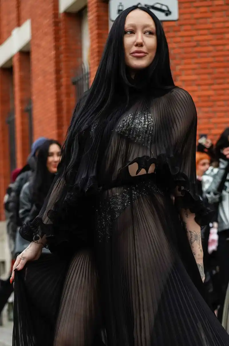 Haute Couture Fashion Week: Naomi Campbell on Catwalk, Kylie Jenner’s Lion Dress and More Big Moments Noah cyrus all black outfit