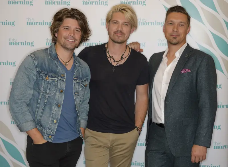 Isaac, Taylor and Zac Hanson Pose With All 39 Members of Their Family: Photo jean jacket