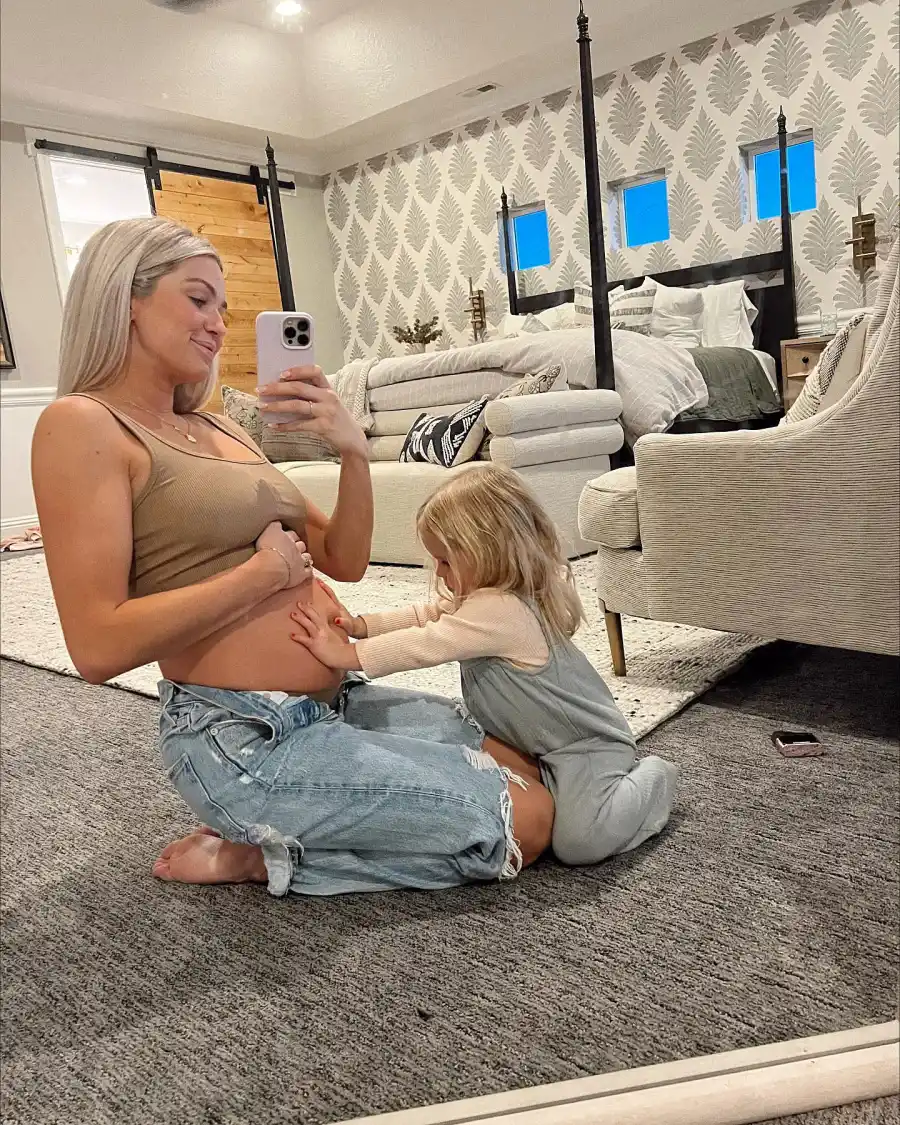 Lindsay Arnold Daughter Adorably Poses With Her Baby Bump