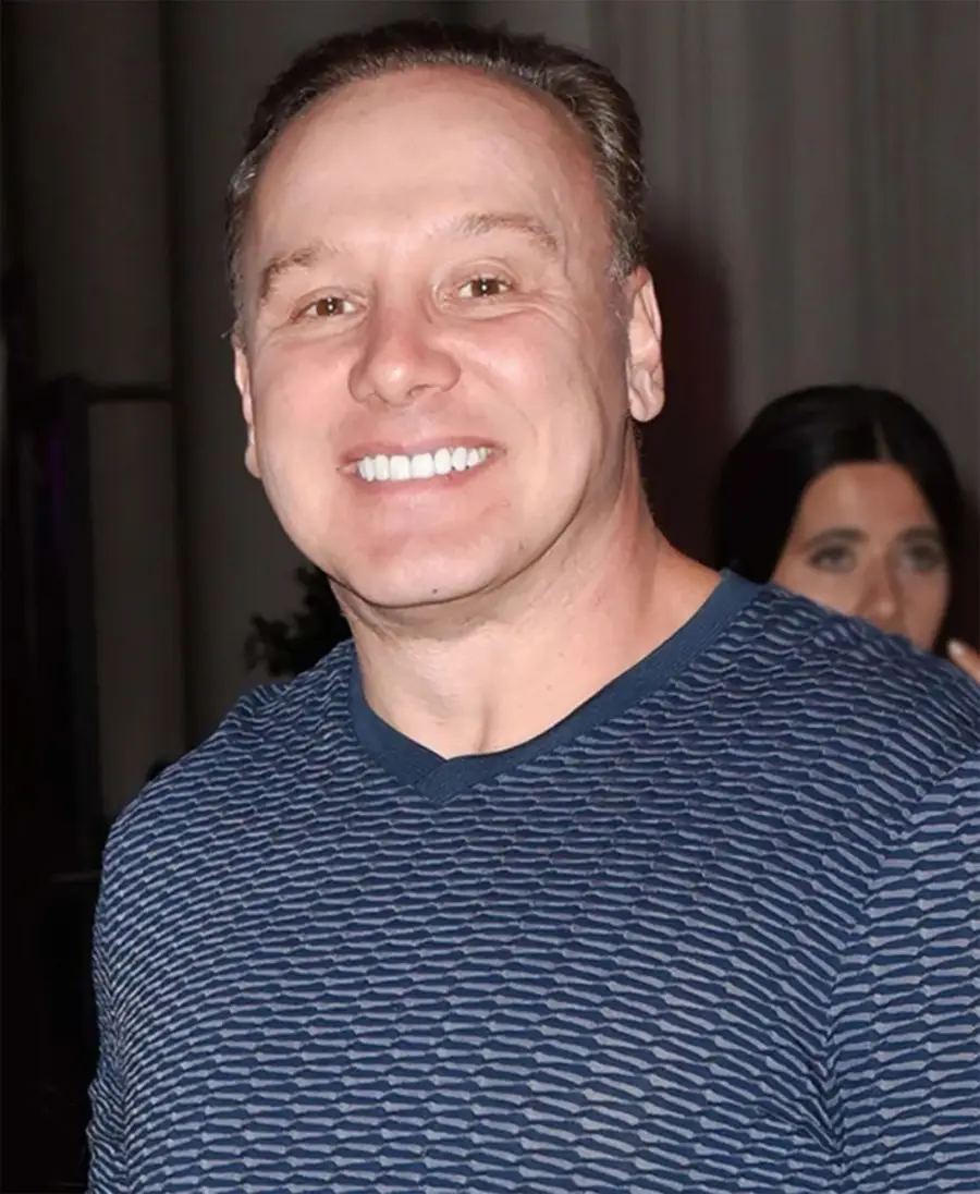 Lisa and Lenny Hochstein’s Messy Divorce: Everything to Know blue shirt