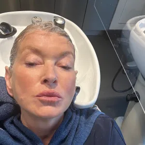 Martha Stewart Posts Pouty Selfie While at the Hair Salon
