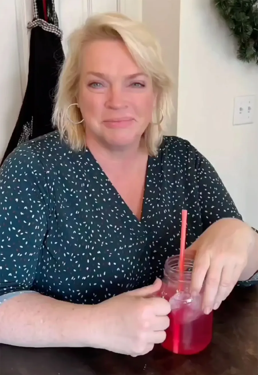 Photo Req: P2 - Luxury Handbag Shopping - Gallery Update: Sister Wives’ pink drink