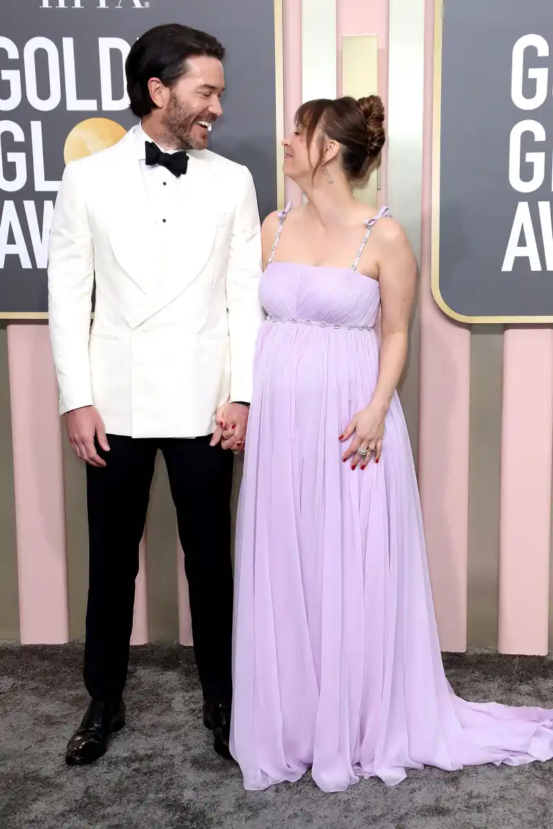 Pregnant Kaley Cuoco and Tom Pelphrey Attend the 2023 Golden Globes 4