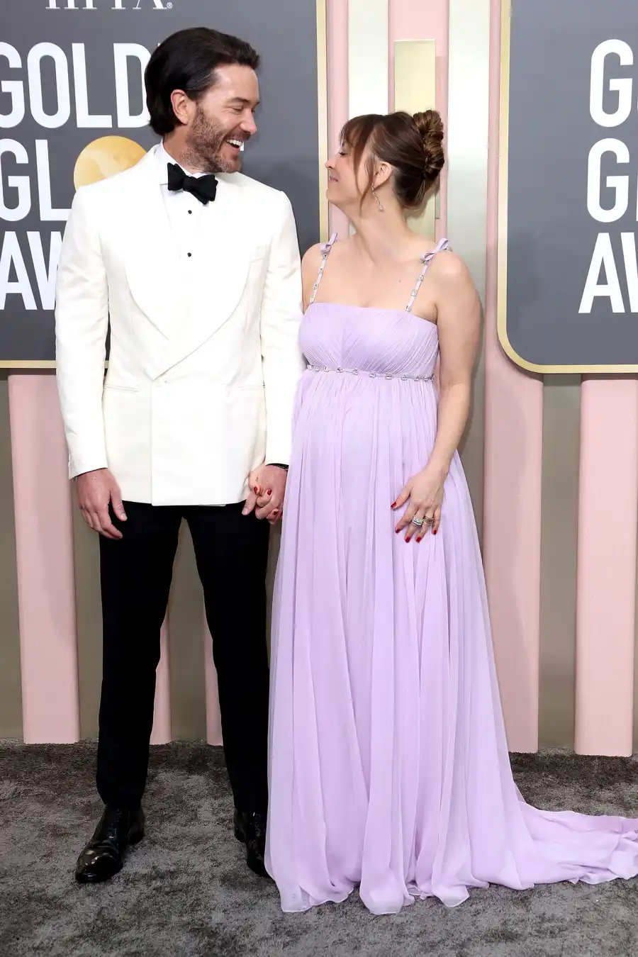 Pregnant Kaley Cuoco and Tom Pelphrey Attend the 2023 Golden Globes 4