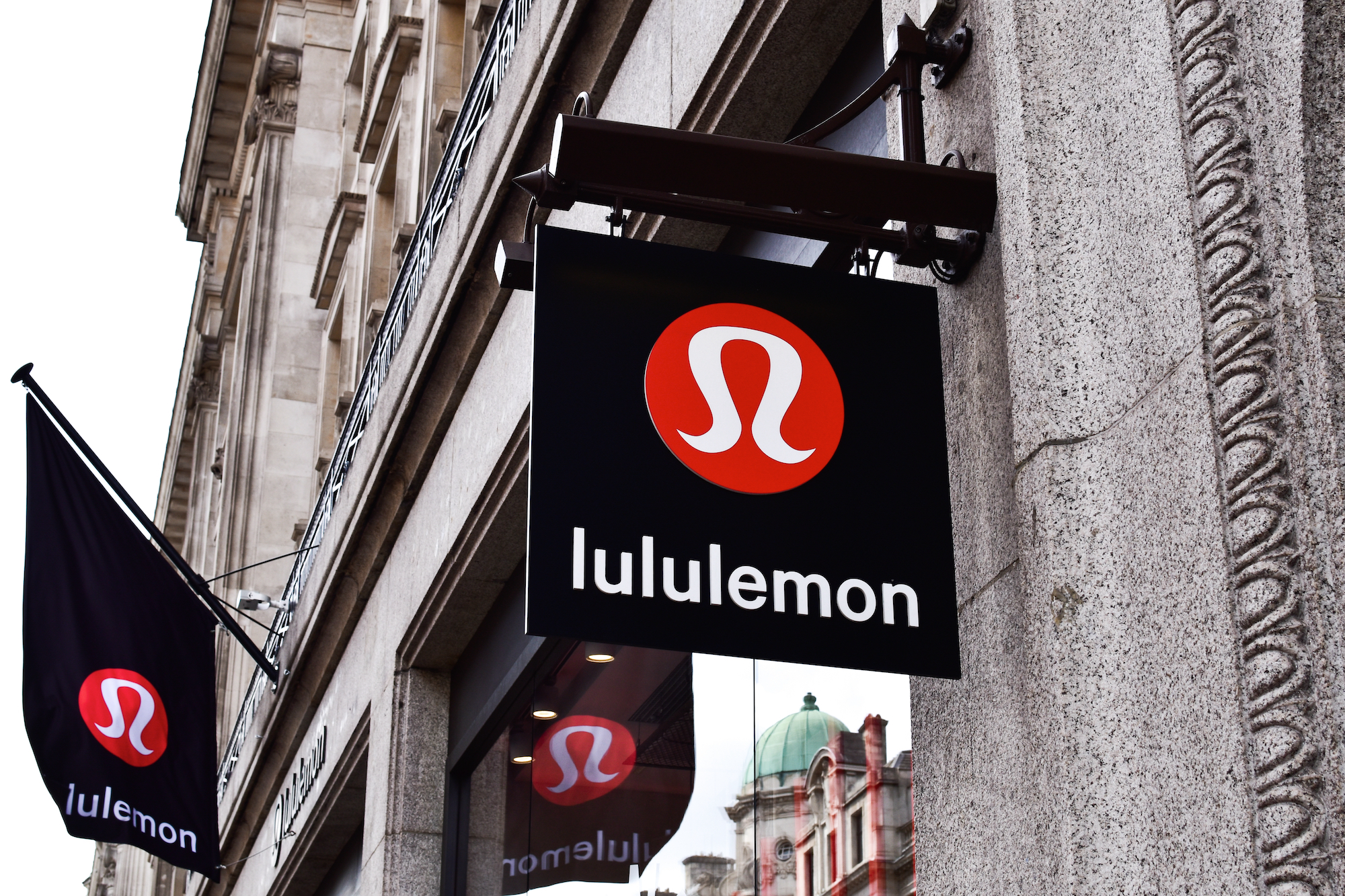 lululemon-storefront-stock-photo