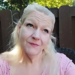 1000-Lb Friends’ Vanessa Cross Gained ‘Happiness’ Out of ‘Misery’ Following Bariatric Weight Loss Surgery pink shirt