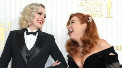 Best Costar Reunions at Awards Shows Elaine Hendrix and Lisa Ann Walter