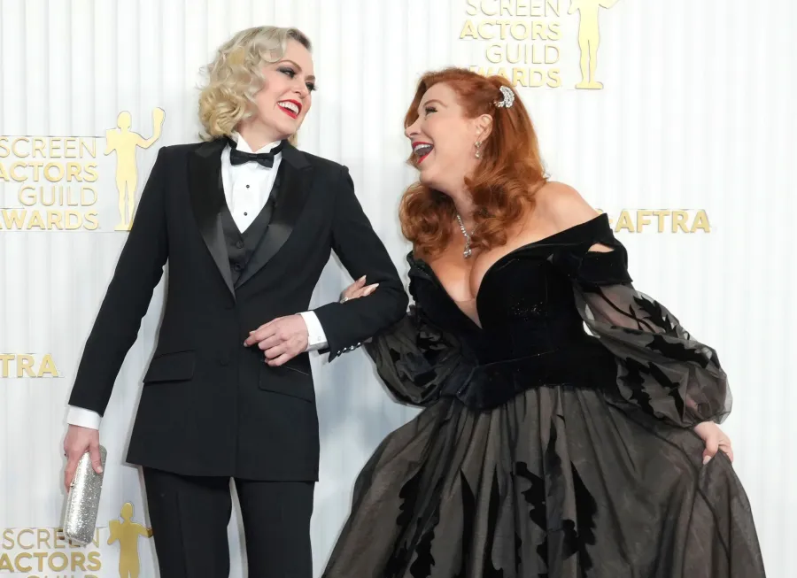 Best Costar Reunions at Awards Shows Elaine Hendrix and Lisa Ann Walter