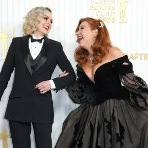 Best Costar Reunions at Awards Shows Elaine Hendrix and Lisa Ann Walter