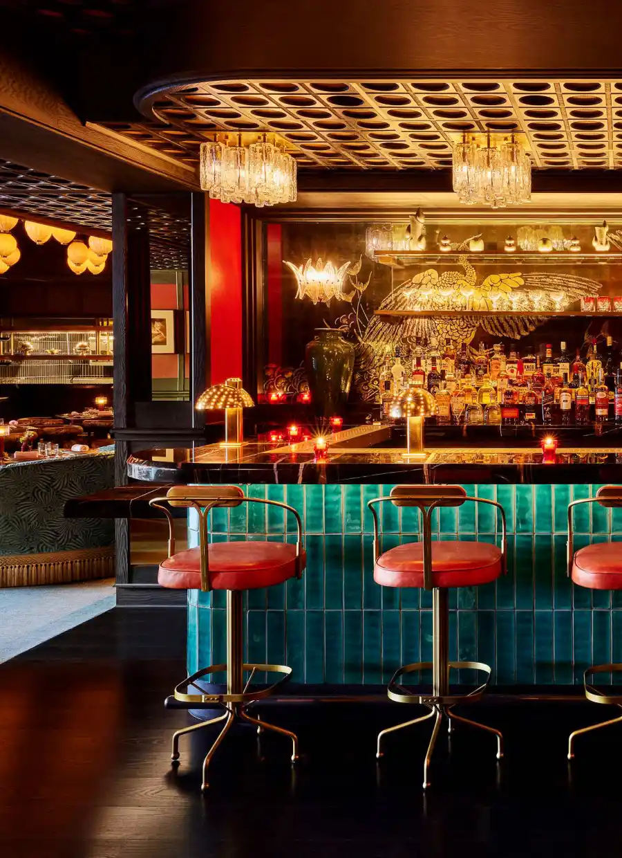 Buzzzz-o-Meter- Anne Hathaway’s Go-To Hat Brand, Emilia Clarke’s Favorite Digital Flowers and More of What Stars Are Buzzing About This Week - 962