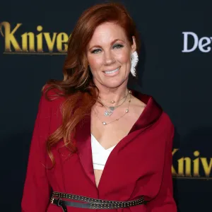 Elisa Donovan Thought She Was ‘Hallucinating’ Filming ‘Clueless’-Themed Super Bowl Commercial With Alicia Silverstone -457