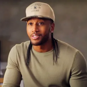 Game Time! ‘Superchef Grudge Match’ Host Darnell Ferguson Makes the Perfect Wings green