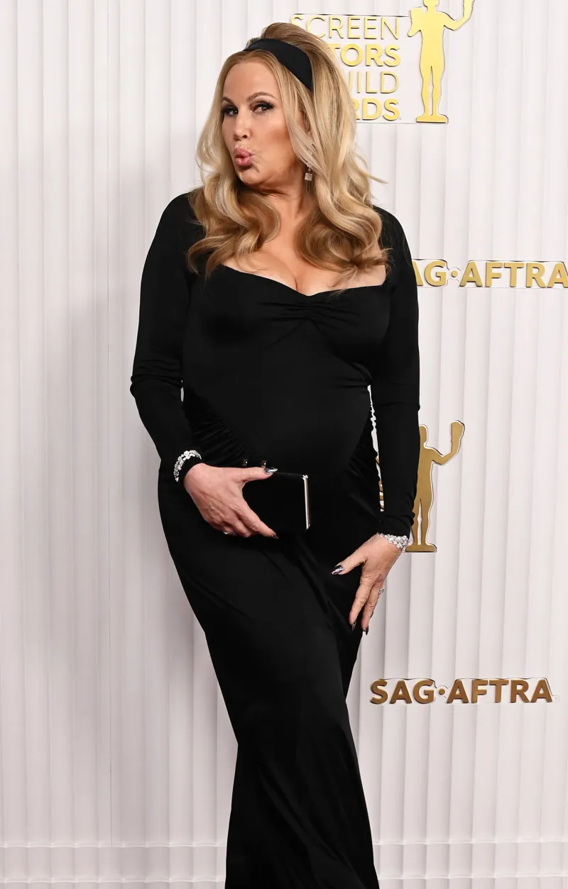 The 'White Lotus' Cast Brings Their A-Game to the 2023 SAG Awards Red Carpet: Haley Lu Richardson, Theo James and More kissy face