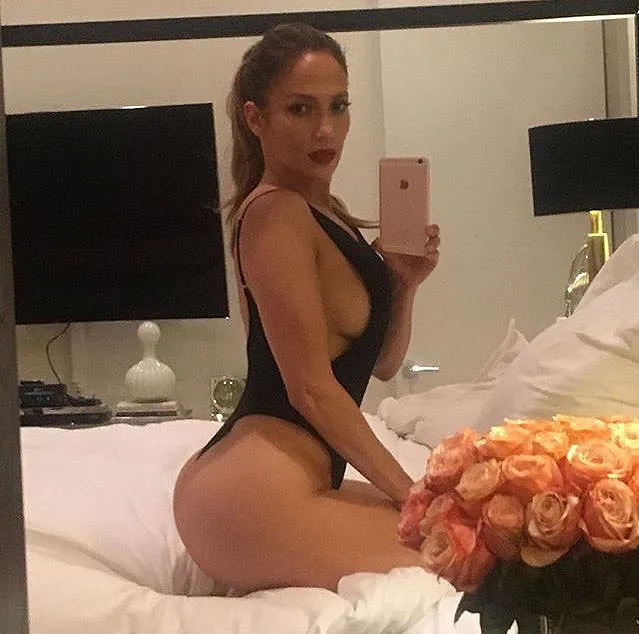 Jennifer Lopez&rsquo;s Sexiest Selfies of All Time