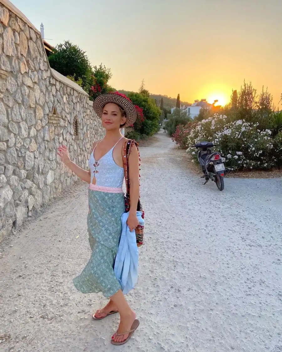 June 2021 02 Kate Hudson Bikini