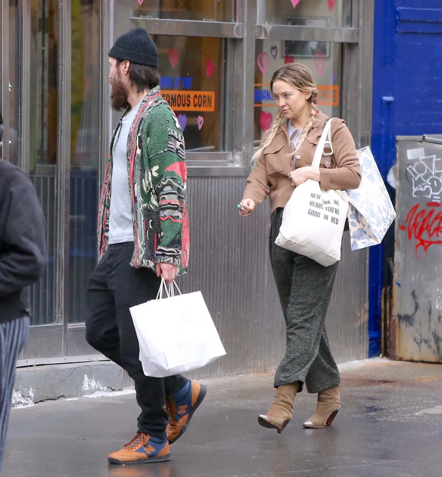 Family Time! Kate Hudson Shops With BF Danny Fujikawa, Goldie and Kurt